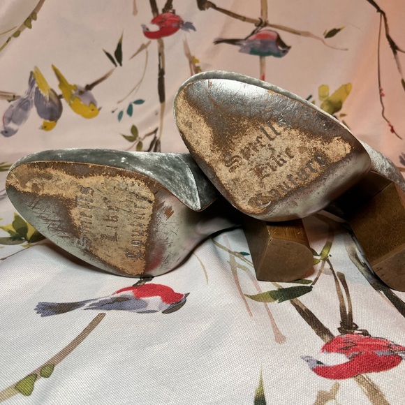 Grey velvet, round toe, wooden heel pump by Juicy Couture w box (nearly vintage) - Picture 6 of 15